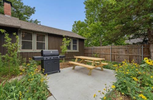 Central Oklahoma City House | Log Cabin Sleeps 10 12mins Lake Overholser #MW