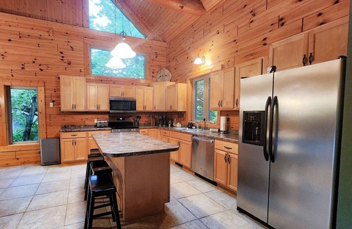 The Galena Territory Cabin | Log Lodge · Hot Tub · Game Room · King Suites