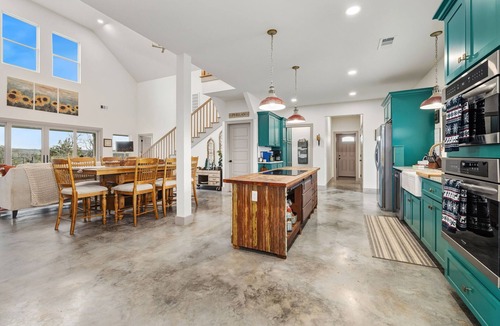 Fayetteville House | Lookout Lodge-Sand Volleyball-Hot Tub-Movie Room