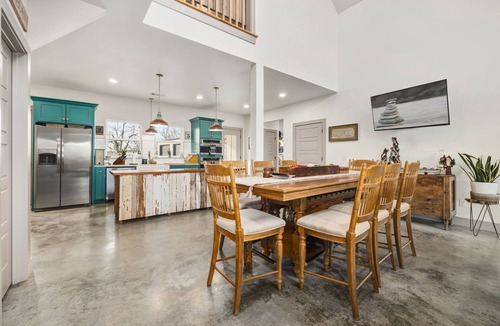 Fayetteville House | Lookout Lodge-Sand Volleyball-Hot Tub-Movie Room