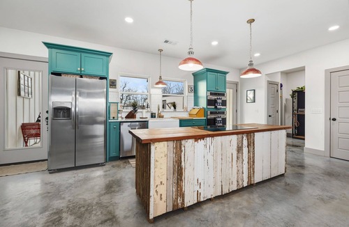 Fayetteville House | Lookout Lodge-Sand Volleyball-Hot Tub-Movie Room