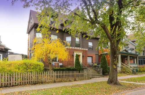 Buffalo Apartment | Lovely 2 Bdrm Apartment on Bidwell Pkwy off Elmwood - 2nd Floor