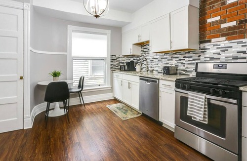 Albright Apartment | Lovely 2 Bdrm Apartment on Bidwell Pkwy off Elmwood - 2nd Floor