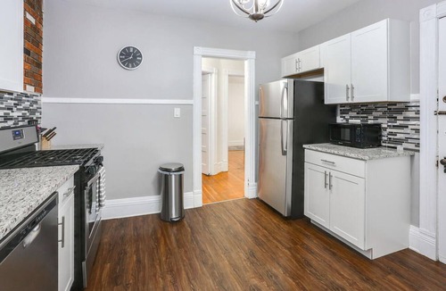 Albright Apartment | Lovely 2 Bdrm Apartment on Bidwell Pkwy off Elmwood - 2nd Floor