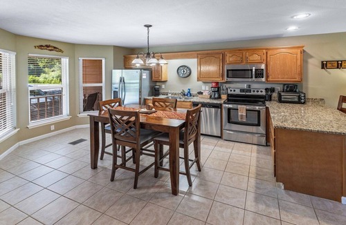 Whittier Condo | Lovely 2-Bedroom 2.5 Bath Home with Golf Course & Mountain View! Washer & Dryer!