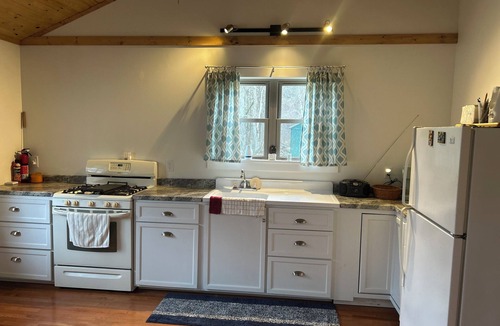Irvine House | Lovely 2-bedroom house on the Allegheny River