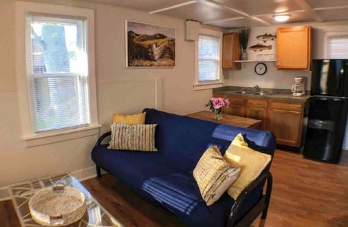 Geneva-on-the-Lake House | Lovely 2BDRM Cottage Right on The GOTL Strip! Sleeps 5!