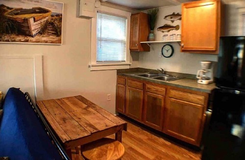 Geneva-on-the-Lake House | Lovely 2BDRM Cottage Right on The GOTL Strip! Sleeps 5!