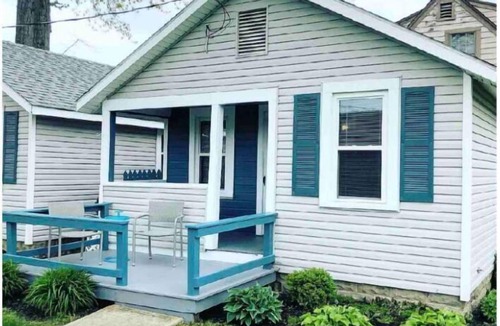 Geneva-on-the-Lake House | Lovely 2BDRM Cottage Right on The GOTL Strip! Sleeps 5!