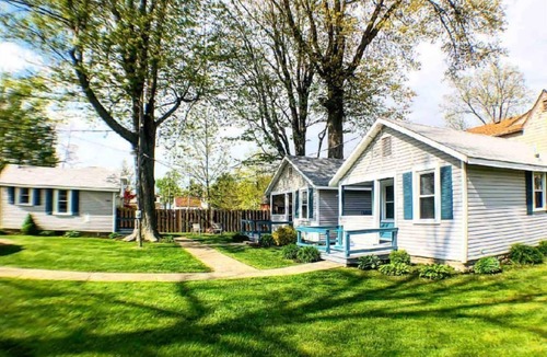 Geneva-on-the-Lake House | Lovely 2BDRM Cottage Right on The GOTL Strip! Sleeps 5!