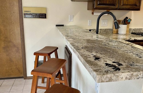 S.r. Marmon House | Lovely adobe abode in Albuquerque with WiFi, AC, Fire Pit, Hot Tub