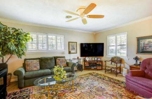 College Station House | Lovely Bryan Home w/Deck - 4 Mi to Kyle Field!