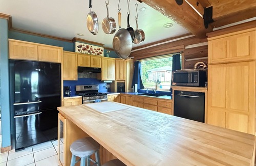 Homer Cabin | Lovely cabin in town with a great view in charming Homer Alaska. Pet friendly.