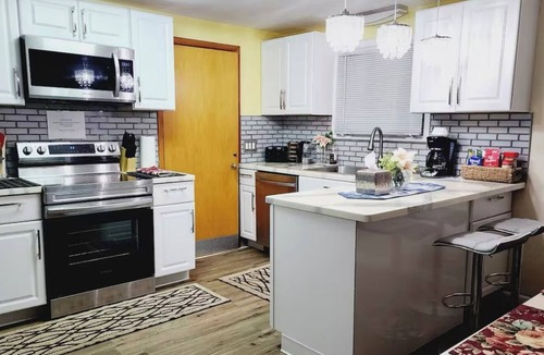 Cheektowaga House | Lovely cozy 3-bedroom ranch house/near airport