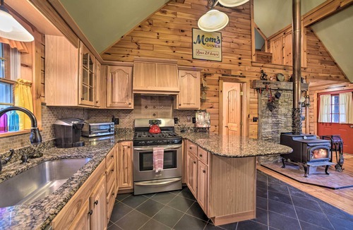 Fort Ann Cabin | Lovely Fort Ann Lodge - 10 Mi to Lake George!