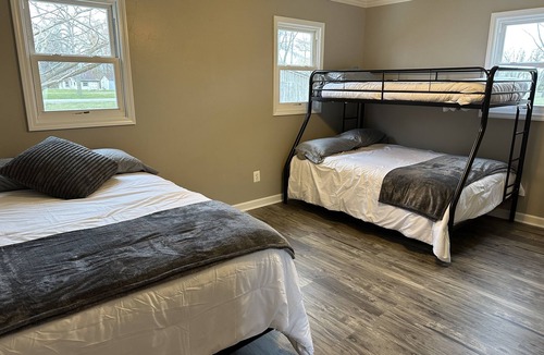 Niagara County House | Lucy's Lake House, Lake view, One block from Lake Ontario, Peaceful & Spacious
