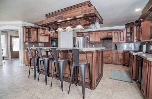 Luling House | Luling Ranch-Pool-Pool Table-FoosBall-Sleeps 20!