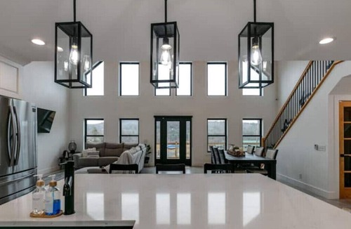Town of Veteran House | Luna's Loft - Modern Country Home with Hot Tub