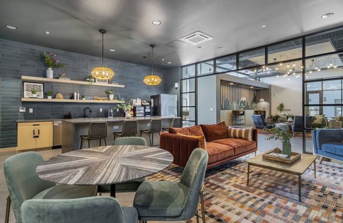 East Liberty Apartment | Lux King Bed | Free Parking + Gym | UPMC+CMU+Pitt