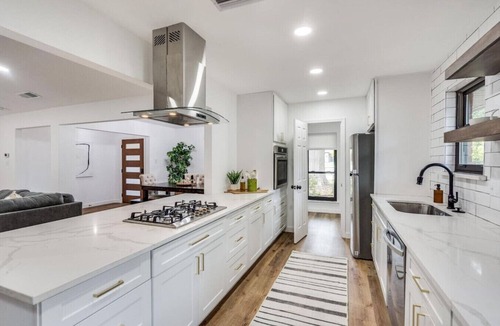 Richardson House | LUX Lounge | 3200+ SQ FT - Heated Pool & Jacuzzi