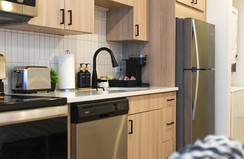 East Liberty Apartment | LUX Studio King Bed Free Parking PITT CMU