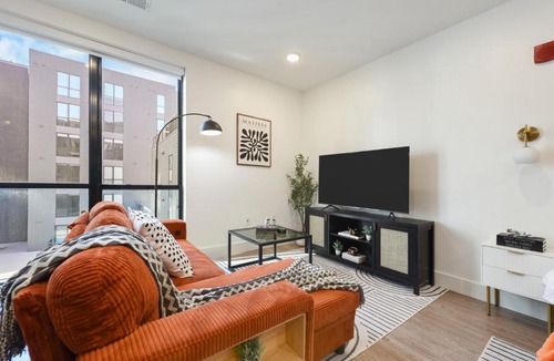 East Liberty Apartment | LUX Studio King Bed Gym Free Parking