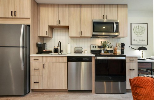 East Liberty Apartment | LUX Studio King Bed Gym Free Parking