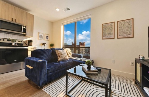 East Liberty Apartment | LUX - Studio + King Bed + Gym + Free Parking
