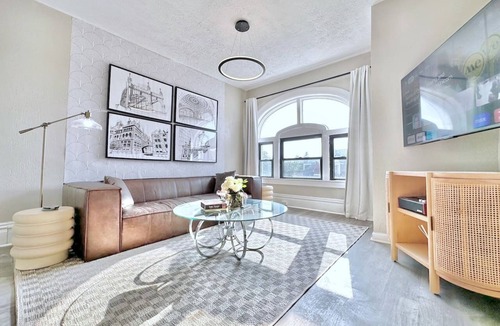 Bloomfield Apartment | Luxe Bloomfield Penthouse | Free Parking | Central