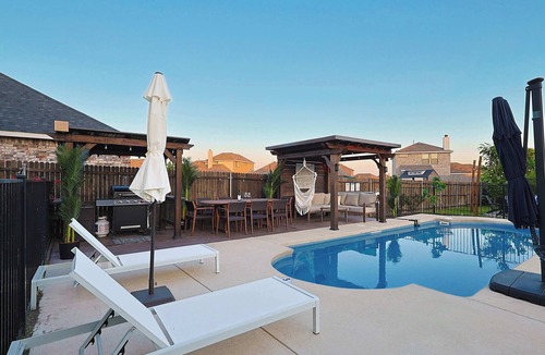 Royse City House | Luxe House Stay w Glamping, Pool, Golf Sim, Cinema