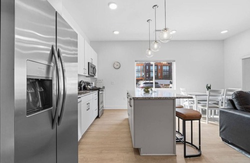 Little Italy Apartment | Luxe Lil` Italy 2BR | Sleeps 6 | Free Parking+Gym