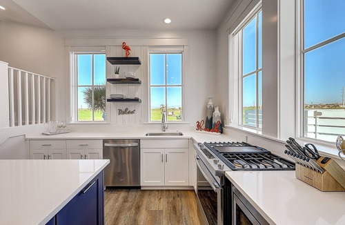 Port Aransas Cabin | Luxe seaside home on the golf course with balcony & pool - close to the beach