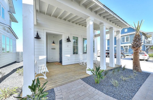 Port Aransas Cabin | Luxe seaside home on the golf course with balcony & pool - close to the beach