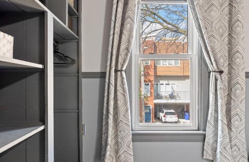 Detroit - Shoreway Apartment | Luxe Suite with Pool Table, King Bed, 3 TVs, & Free Parking