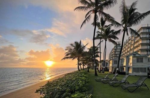 Punaluu House | Luxurious Beachfront Condo