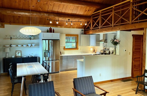 Town of Copake Cabin | Luxurious & Modern 3 BR 1.5 Bath Log Cabin
