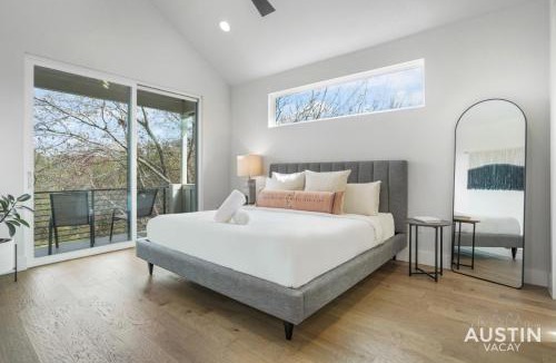 Dawson House | Luxurious Modernism with Private Hot Tub and Garage