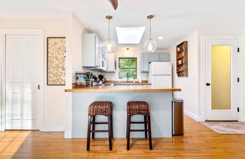 South Portland Apartment | Luxurious New 1 Br/1Ba Apartment with Workspace, Private Garage, W/D