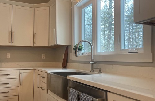 Center Conway House | Luxurious Riverfront Getaway. 8 miles-Cranmore, 15 miles-Attitash
