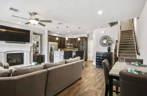 Legacy Park House | Luxurious Townhouse across from Legacy West