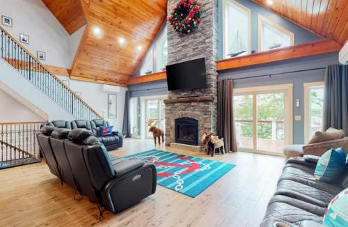Boothbay House | Luxurious waterfront home with deck, firepit, hot tub, fireplace, & pool table