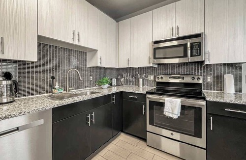 Uptown Apartment | Luxury 1BD | Uptown | Sleeps 4 | Parking