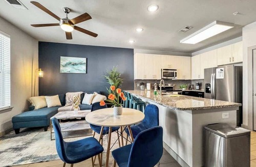 Uptown Apartment | Luxury 1BD | Uptown | Sleeps 4 | Parking
