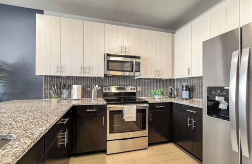 Uptown Apartment | Luxury 1BD | Uptown | Sleeps 4 | Parking