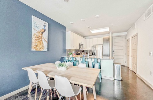Uptown Apartment | Luxury 1BD | Uptown | Sleeps 4 | Parking