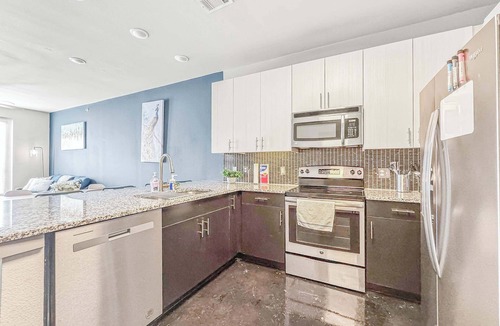 Uptown Apartment | Luxury 1BD | Uptown | Sleeps 4 | Parking