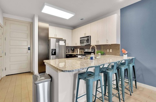 Uptown Apartment | Luxury 1BD | Uptown | Sleeps 4 | Parking