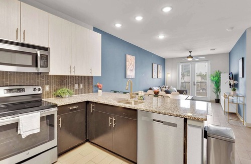 Uptown Apartment | Luxury 1BD | Uptown | Sleeps 4 | Parking
