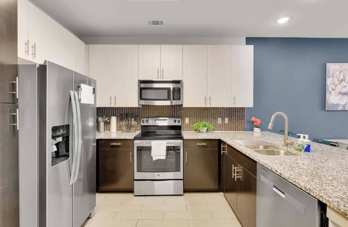 Uptown Apartment | Luxury 1BD | Uptown | Sleeps 4 | Parking
