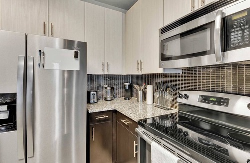 Uptown Apartment | Luxury 1BD | Uptown | Sleeps 4 | Parking